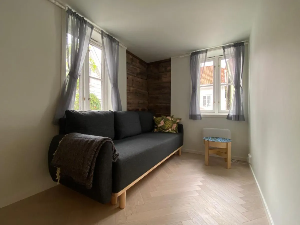 Entire Renovated Apartment From 1780 With Kitchen, Bath, Bedroom, And Living Room In Skuteviken ベルゲン
