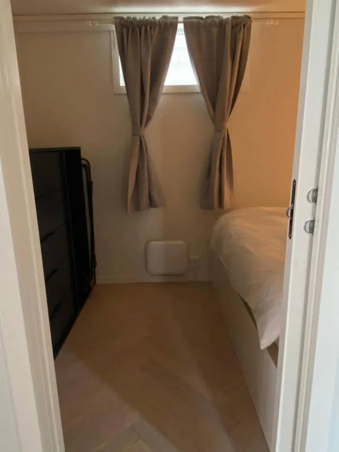 Entire Renovated Apartment From 1780 With Kitchen, Bath, Bedroom, And Living Room In Skuteviken ベルゲン