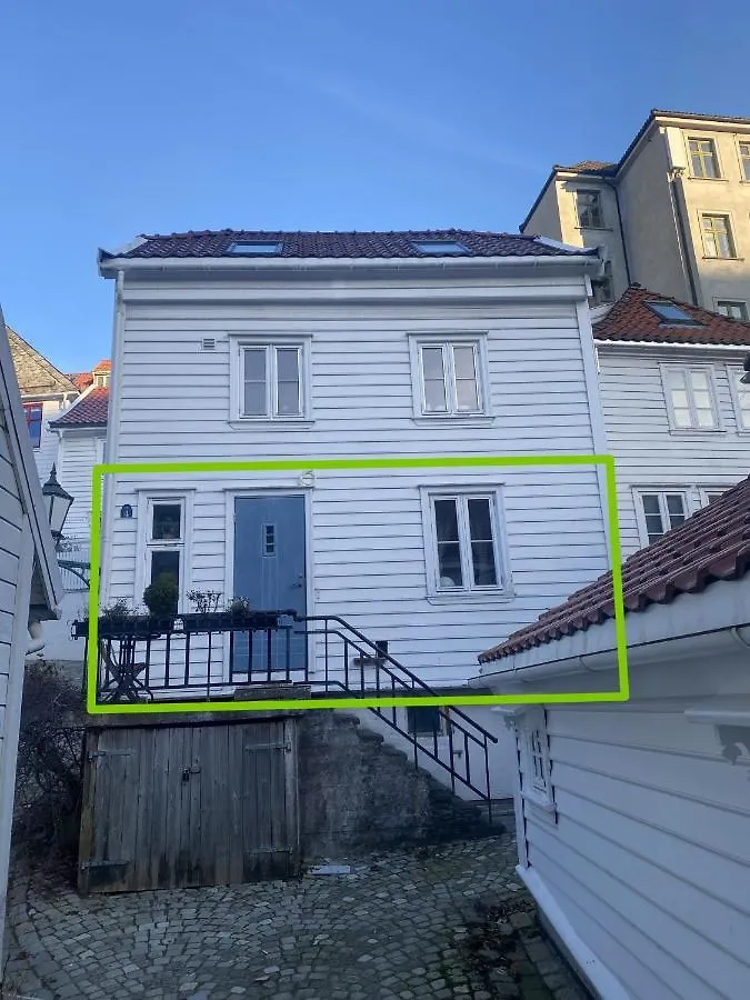 Entire Renovated Apartment From 1780 With Kitchen, Bath, Bedroom, And Living Room In Skuteviken ベルゲン